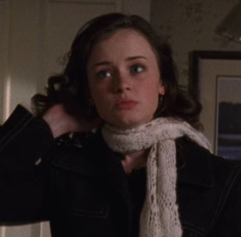 Rory Gilmore Crochet, Rory Gilmore Scarf, Rory Gilmore Coat, Christmas Profile Pics Aesthetic, Blue Scarf Outfit, Rory Gilmore Icon, Gilmore Rory, Light Blue Scarf, Alexis Bledel