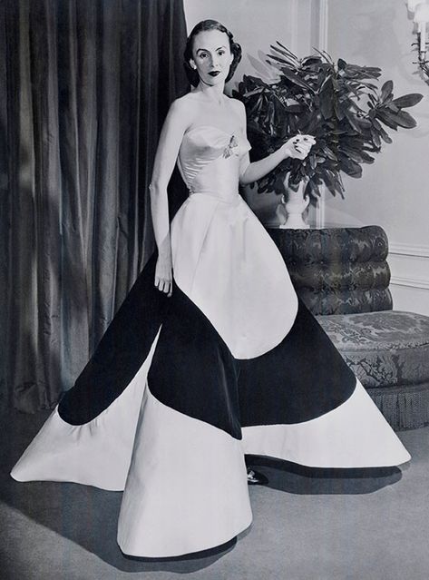 AustineHearst,CloverLeafGown,ca.1953 on www.CourtneyPrice.com Fashion Fotografie, 50's Fashion, Charles James, Cecil Beaton, Design Moda, Costume Institute, Couture Mode, Vintage Couture, Couture Gowns