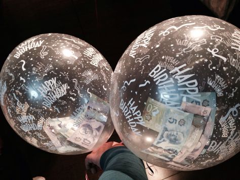 Money inside balloons Money Balloon, Balloon Gift, Smart Ideas, Wedding Balloons, Bday Ideas, 16th Birthday, Sweet 16, Evolution, Christmas Bulbs