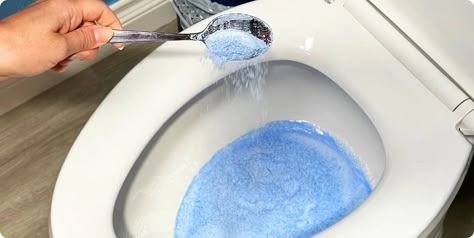 Toilet Stains, Clean Toilet Bowl, Easy Cleaning Hacks, Diy Cleaning Solution, Traditional Toilets, Toilet Bowl Cleaner, Multipurpose Cleaner, Toilet Cleaner, Household Cleaning Tips