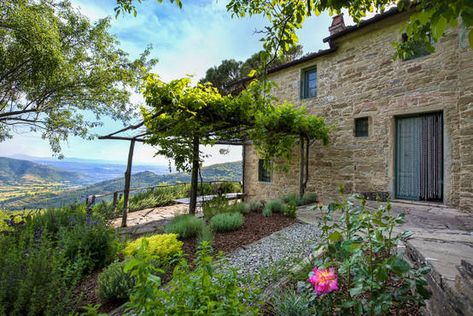 La casa in campagna dei vostri sogni! Tuscany Homes, Cotto Tile, Italy Culture, External Staircase, Italy Magazine, Farmhouse Renovation, Casa Country, French Windows, Seaside Village