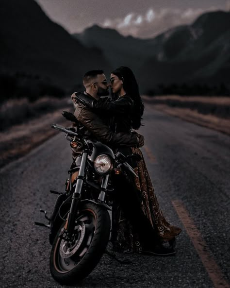 Bikers Couple Photography, Rockabilly Couple Photoshoot, Couples On Harley Davidson, Rock And Roll Couples Photoshoot, Harley Photoshoot Photo Ideas, Couple Poses With Motorcycle, Engagement Photoshoot Motorcycle, Photo Shoot With Motorcycle, Motorcycle Shoot Photo Ideas