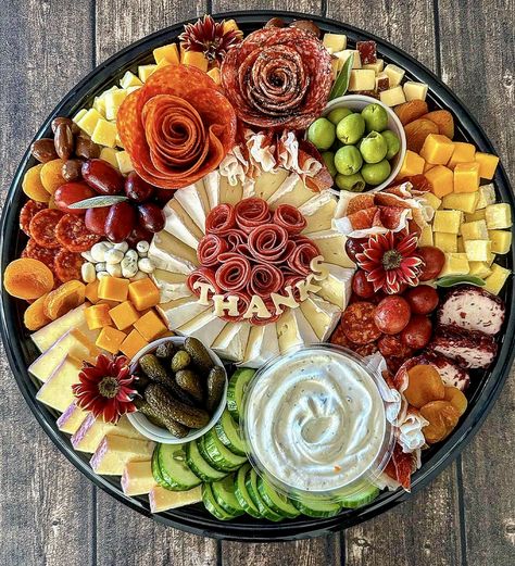 Fiesta Party Food, Charcuterie Board Meats, Charcuterie Appetizers, Amazing Food Platters, Charcuterie Gifts, Charcuterie Inspiration, Grazing Table, Charcuterie Platter, Veg Dishes