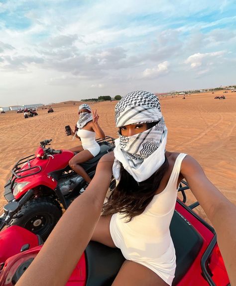 Dubai Desert Pictures Ideas, Dubai Desert Outfit, Dubai Picture Ideas, Dubai Instagram Pictures, Cute Christmas Pattern, Desert Outfit, Dubai Outfits, Marrakech Travel, Dubai Holidays