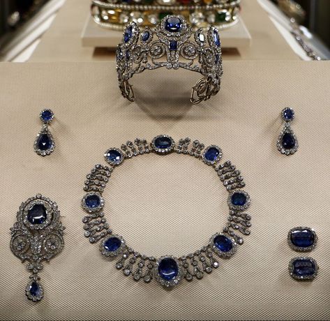 Royal Crown Jewels, Georgian Jewelry, Royal Crowns, Crowns And Tiaras, Historical Jewellery, Royal Jewels, Antique Engagement Rings, Royal Jewelry, Crown Jewels