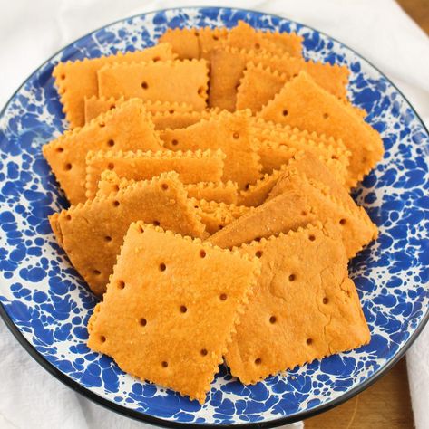 Crispy cheddar crackers made from scratch without much effort. Uses cheese powder. Homemade Cheddar Crackers, Cheese Crackers Recipe, Cheese Cracker Recipe, Cheddar Cheese Powder, Homemade Cheese Crackers, Cheesy Crackers, Cheddar Crackers, Resepi Biskut, Crackers Recipe