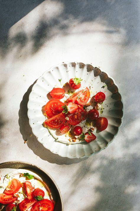 Tomato Salad Photography, Cookbook Photography Inspiration, Sunlight Food Photography, Tomatoes Food Photography, Homemade Food Photography, Greek Salad Photography, Tomato Photography Food Styling, Food Photography Salad, Boho Food Photography