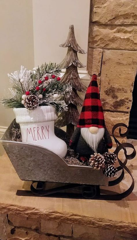 Mini Sleigh Decor, Christmas Sleigh Decorations Indoor, Small Sleigh Decorating Ideas Christmas, Mini Sleigh Decorating Ideas, Christmas Sleigh Decorations, Christmas Booth, Tray Decor Christmas, Christmas Tray, Cabin Christmas