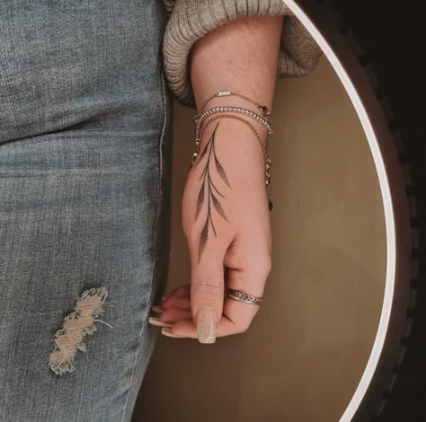 Thumb Tattoo Ideas, Shop Minimum Tattoo Ideas, Thumb Tattoo, Tattoo Main, Side Hand Tattoos, Thumb Tattoos, Hand And Finger Tattoos, Simple Henna Tattoo, Tasteful Tattoos