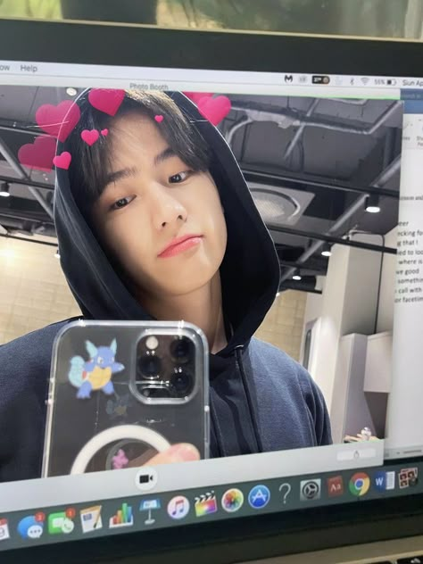 hyunjae the boyz tbz computer pics mac book apple heart filter selfie selca phone hoodie cute pout Muka Lelaki, Hyun Jae, Breaking Dawn, Thrill Ride, I Have A Crush, Iphone Photos, Twitter Update, The Boyz, Kpop Boy