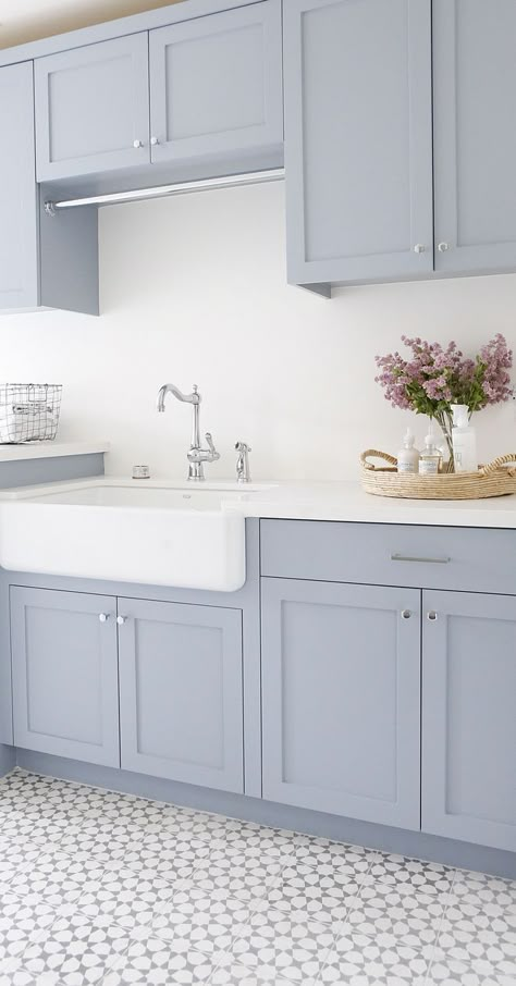 New Hope Gray by Benjamin Moore 2130-50 Laundry room cabinet paint color New Hope Gray by Benjamin Moore #NewHopeGrayBenjaminMoore Best Kitchen Layout, California Beach House, Interior Boho, Desain Pantry, Dream Laundry Room, Kabinet Dapur, Decor Studio, Laundry Room Inspiration, Laundry Room Cabinets