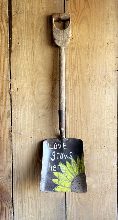 Painting On Old Shovels, Shovel Painting Ideas, Painting On Shovels, Old Shovels Repurposed, Shovel Crafts Diy, Old Shovels Ideas Yard Art, Painted Shovels, Painted Shovels Ideas, Shovel Decor