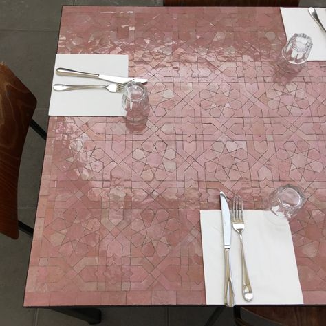 Table Zellige Motif Anjuna Rose - Art et Sud Déco Table Zellige, Rainbow Tile, Mosaic Furniture, Tile Furniture, Tile Table, Rose Motif, Zellige Tile, Diy Garden Furniture, Furniture Hacks