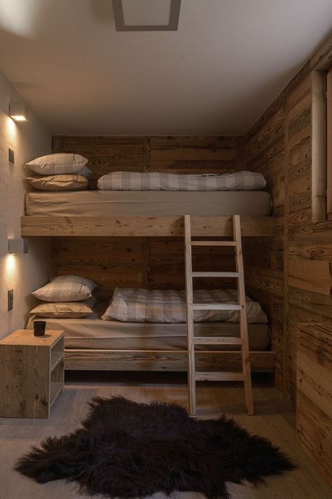 𝘤𝘰𝘭𝘥𝘩𝘦𝘢𝘳𝘵𝘦𝘥 𝘣𝘰𝘴𝘴 | 𝘢𝘦𝘴𝘵𝘩𝘦𝘵𝘪𝘤 Cabin Bunk Beds, Bunk Bed Rooms, Mountain Interiors, Bunk Beds Built In, Chalet Interior, Chalet Design, Bunk Rooms, Les Angles, Cabin Interiors