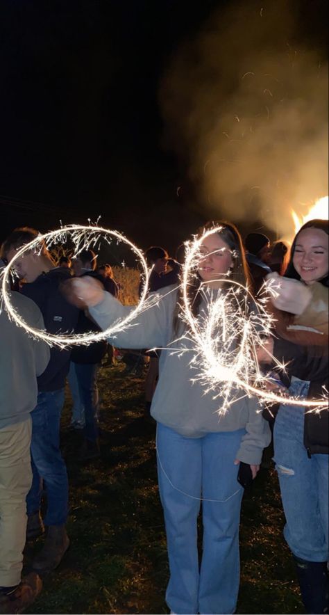 Homecoming Bonfire Ideas, Fall Sweet 16 Birthday Party Ideas, Bon Fire Party Ideas For Adults, Bonfire Night Decorations, Firework Party Ideas, Sweet 16 Party Ideas Themes Fall, Bonfire Bday Party Ideas, Bombfire Party, December Sweet 16 Party Ideas