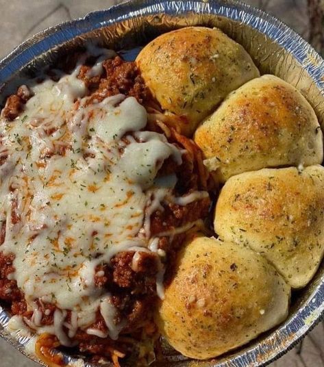 Mama recipes - Spaghetti & Stuffed Mozzarella Garlic Bread... Cheesy Spaghetti, Garlic Bread Recipe, Classic Italian Dishes, Food Babe, Grandmas Recipes, Recipe Ingredients, French Bread, 1 Pound, Food Obsession