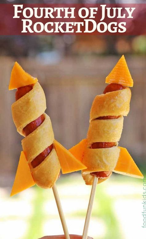 Rocket Hot Dogs or Rocketdogs are the perfect addition to your 4th of July party or boy’s themed birthday party! Easy to make and totally festive. Space Party Food, Food On A Stick, 4de Verjaardag, Rocket Party, Background Videos, Astronaut Party, Space Food, Astronaut Birthday, Space Theme Party