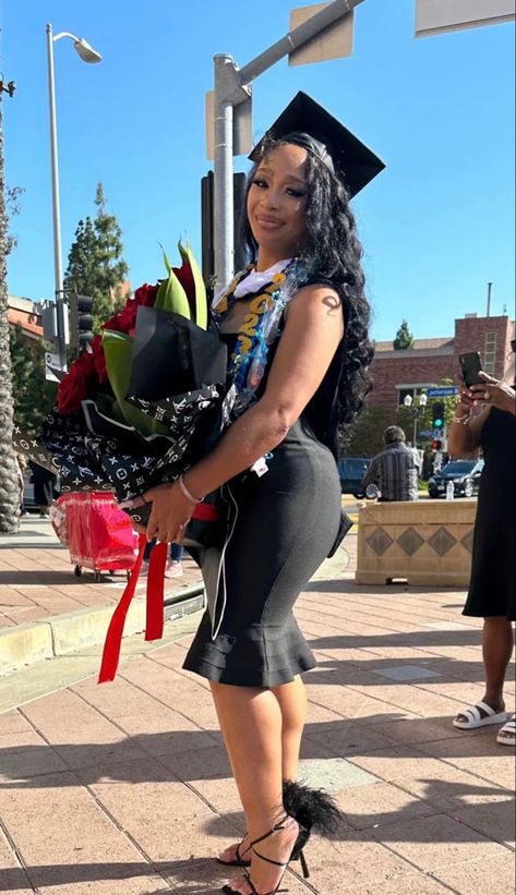 Black Graduation Outfit, Graduation With Family, Graduation Hair Black Women, Baddie Graduation Outfit, Graduation Black Women, Graduation Dress Black Women, Graduation Pictures Black Women, Graduation Pictures High School, College Graduation Outfit Ideas