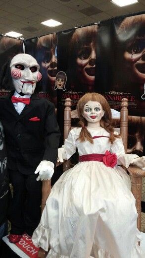 Saw n Annabel Annabelle Costume, Annabelle Halloween, Jigsaw Costume, Movie Fancy Dress, Saw Halloween, Horror Movie Costumes, Horror Halloween Costumes, Couples Halloween Outfits, Trendy Halloween Costumes