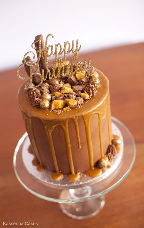 Carmel Birthday Cakes, Birthday Cake Salted Caramel, Caramel Cakes Birthday, Salted Caramel Birthday Cake Ideas, Caramel Cake Birthday, Chocolate Caramel Birthday Cake, Caramel Birthday Cake Ideas, Caramel Cake Decoration Ideas, Fudge Birthday Cake