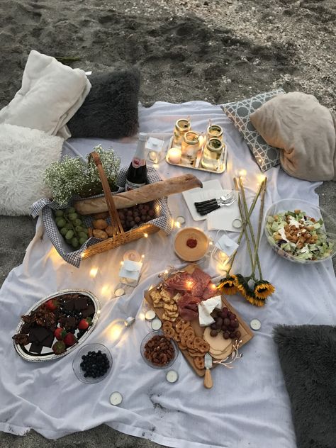 Romantic picnic on the beach Katarina Core, Evening Picnic, Witchy Birthday, Romantic Beach Picnic, Picnic Date Food, Picnic On The Beach, Dream Proposal, Beach Bash, Romantic Picnic