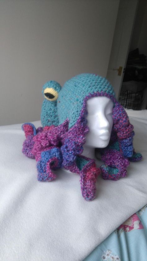 Fun and easy crochet pattern for an Octopus Hat. This is a free crochet pattern.This beautiful octopus hat will look great on any adult or child! Crochet Octopus Hat, Zelda Crochet, Octopus Hat, Octopus Crochet, Octopus Crochet Pattern, Hat Patterns Free, Crocheted Hats, Hat Tutorial, Crochet Octopus