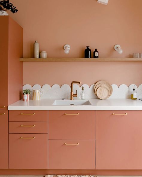 interiorstellar (@interiorstellar) on X Modern Retro Kitchen, Popular Kitchen Designs, Minimal Kitchen Design, 70s Kitchen, Colourful Kitchen, Studio Kitchen, Gold Kitchen, Big Bathrooms, Boho Kitchen