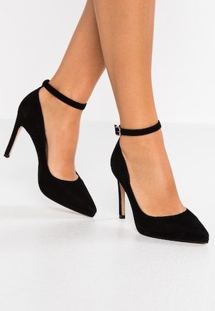 Pumps online entdecken | Es geht hoch hinaus bei ZALANDO Homecoming Shoes, Fashion Shoes Sandals, Black Pumps Heels, Classic Heels, Girly Shoes, Pointed Heels, Stiletto Shoes, Prom Shoes, Heels Black