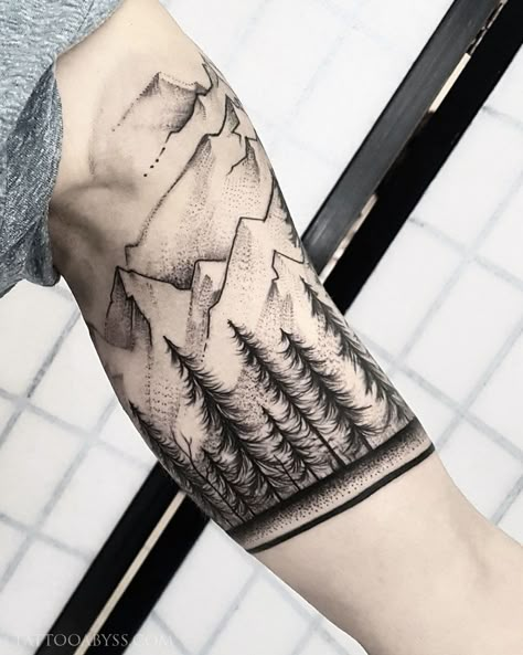 Mountains Leg Tattoo, Misty Mountain Tattoo, Forest Tattoos For Men, Upper Bicep Tattoos For Men, Tattoos With Mountains, Mens Bicep Tattoo Ideas, Tattoo Berge, Outer Bicep Tattoos, Snowboard Tattoo