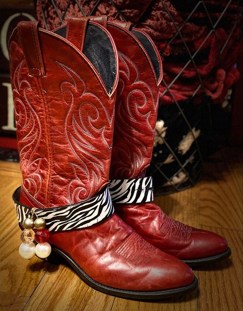 Cowboy boot conches…diy Belt Diy, Boot Bling, Diy Pins, Cowboy Boot, Conch, Cowboy Boots, Cowboy, I Hope, Band