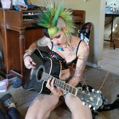 Punk girl with great Tri-hawk. :) Chelsea Hawk, Punk Rock Girls, Punk Leather Jacket, Traditional Goth, Punk Fashion Diy, Girl Punk, Mohawks, Punk Clothing, Punk Aesthetic