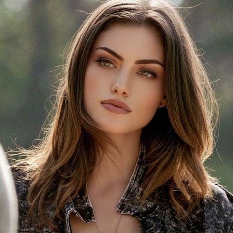 Phoebe Tonkin Hair, Angelina Jolie Makeup, Hayley Marshall, Female Inspiration, Girls Tumbler, Girl With Brown Hair, Vampire Diaries Funny, Phoebe Tonkin, James Potter