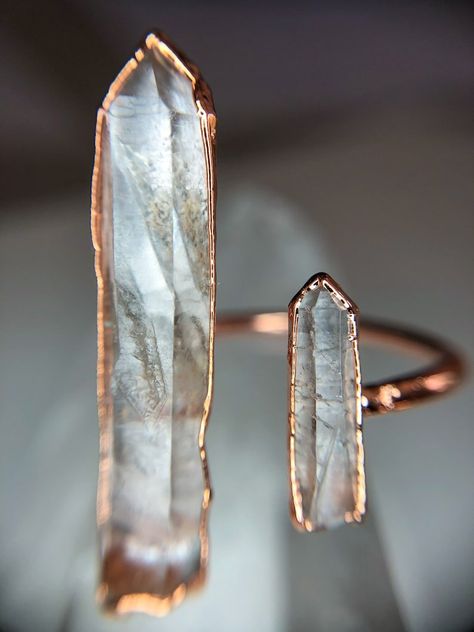 Open Double Quartz Point Ring / Electroformed Ring / Open Band Ring / Raw Stone Ring / Raw Crystal Jewelry / Clear Quartz Point Jewelry - Etsy Crystal Jewellery Photography, Natural Rock Ring, Electroforming Jewelry, Crystal Jewerly, Crystal Jewelry Design, Afro Jewelry, Electroformed Ring, Raw Stone Earring, Raw Stone Jewelry