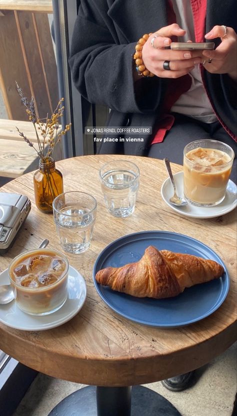 Cafe Date Caption, Aesthetic Brunch Pictures, Coffee Shop Ig Story, Cafe Insta Story, Brunch Cafe, Breakfast Cafe, Food Captions, Coffee Shop Aesthetic, Coffee Dates