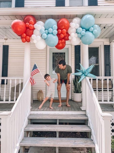 White And Blue Balloons, Arch Backdrops, Peacock Chairs, Giant Balloon, Blue Birthday Parties, Happy Birthday America, Wooden Arch, Fourth Of July Food, Summer Birthday Party