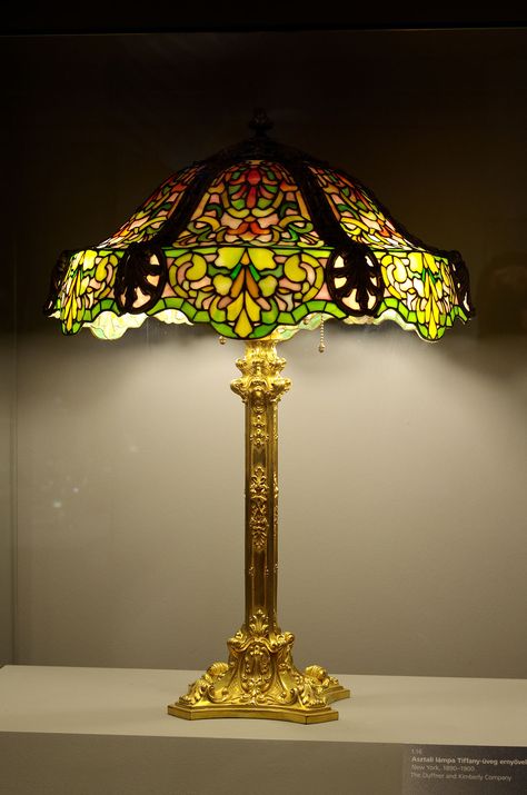 Category:Louis Comfort Tiffany lampshades - Wikimedia Commons Buying An Apartment, Art Nouveau Design Interior, Art Nouveau Lighting, Art Nouveau Lamps, Lampe Art Deco, Antique Tiffany, Tiffany Lamp, Tiffany Art, Art Glass Lamp