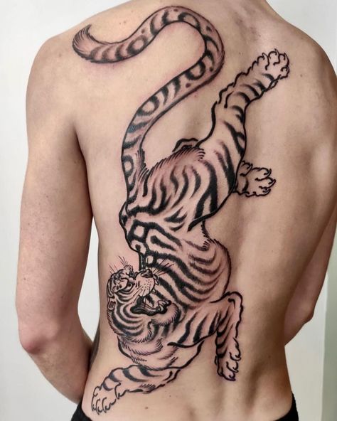 1,201 Likes, 14 Comments - Paulo Barbosa (@ariuken_art) on Instagram: “Some lines to stretch a bit... #tiger #tigre #japanesetattoo #backpiece #irezumi #original #fatline…” Tiger Back Tattoo, Big Tiger, Tiger Tattoo, Back Pieces, Japanese Tattoo, Back Tattoo, Traditional Tattoo, Big Cats, Tattoo Art