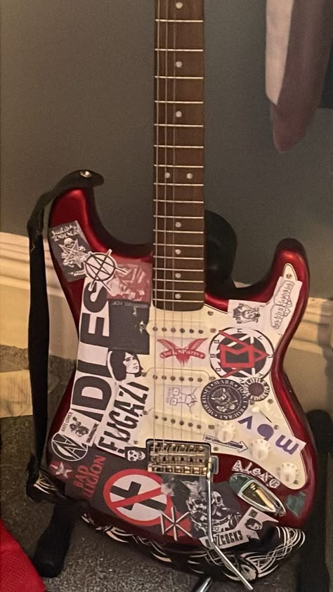 Stickers On Guitar, Punk Guitar, Gitar Vintage, Guitar Aesthetic, Instruments Art, Guitar Stickers, Electric Guitar Design, Rockstar Aesthetic, Guitar Obsession