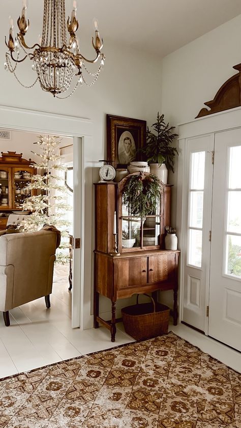 Traditional Home Inspiration, House With Antiques, Natural Traditional Decor, Modern Colonial Farmhouse Interior, Real Farmhouse Decor, Vintage Southern Aesthetic Home, Styling Vintage Furniture, Vintage Farmhouse Entryway, Vintage House Remodel