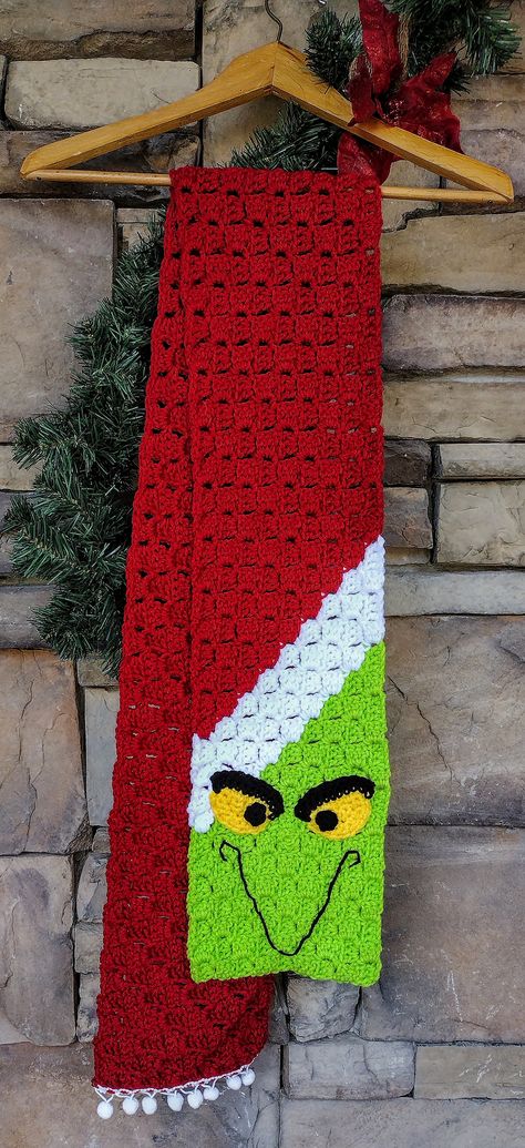 Crochet Grinch Wreath, Crochet Grinch Hat, Crochet Grinch, Christmas Pom Pom Crafts, Christmas Applique Patterns, C2c Patterns, Grinch Stuff, Grinch Wreath, Christmas Pom Pom