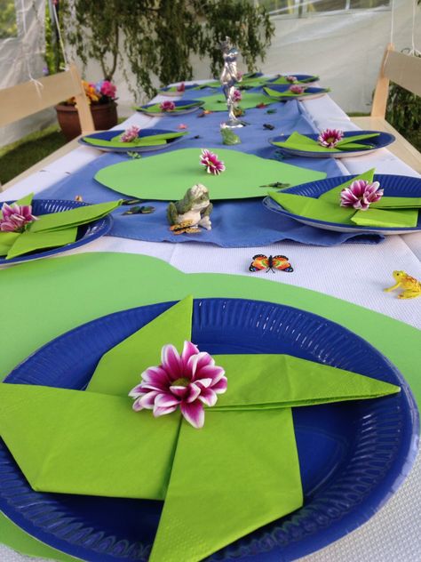 Table setting for princess and the frog party Frog Table, Princess And The Frog Party, Princess And Frog, Princess Tiana Birthday Party, Tiana Birthday Party, Frog Party, Frog Decor, Princess And The Frog, Princess Tiana