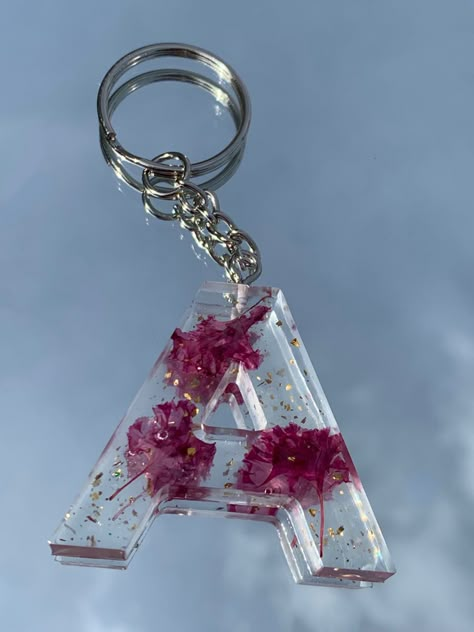 Resin Keychain Photography Ideas, Resin Photography Ideas, Diy Resin Hair Clips, Resin Photography, Resin Jewelry Tutorial, Diy Resin Keychain, Keychain Resin, Resin Crafts Tutorial, Resin Jewelry Diy