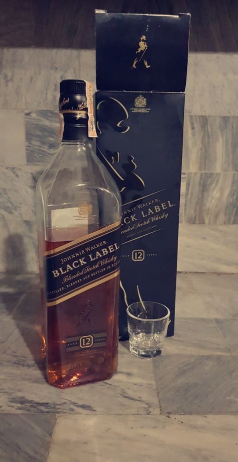 Black Label Whiskey, Daaru Party Pic, Party Pic, Friend Photography, Best Friend Photography, Cigars And Whiskey, Johnnie Walker, Cute Quotes For Friends, Friends Photography