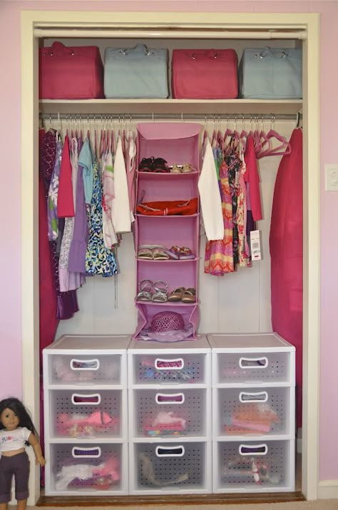 Organized little girls closet Organizing Room, Dorm Room Organization Storage, Toddler Closet, Kids Organization, Dorm Room Storage, Dorm Diy, Dorm Room Diy, Dorm Room Organization, Kids Closet Organization