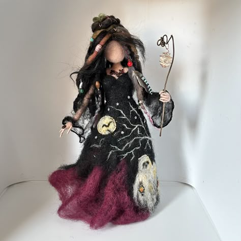 Felt Spirit Dolls, Witchy Needle Felting, Needle Felt Witch, Witch Dolls Handmade, Needle Felted Witch, Witch Poppet, Strega Halloween, Felted Witch, Witch Dolls