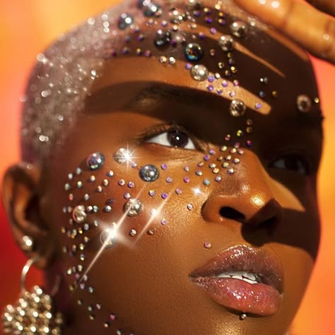 Pearl Makeup Looks Black Women, Gems Photoshoot, Gems On Face, Rhinestones On Face, Gold Goddess Makeup, Stone Makeup, Glitter Eyebrows, Short Platinum Blonde Hair, Diamond Makeup