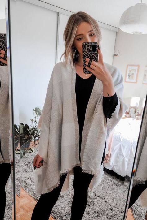 Kimono Sweater Outfit, Shawl Outfit Fall, Shawl Outfit Winter, Simple Outfits Fall, Fall Outfits Simple, Poncho Blanket, Shawl Outfit, Poncho Outfit, Leggings Outfit Fall