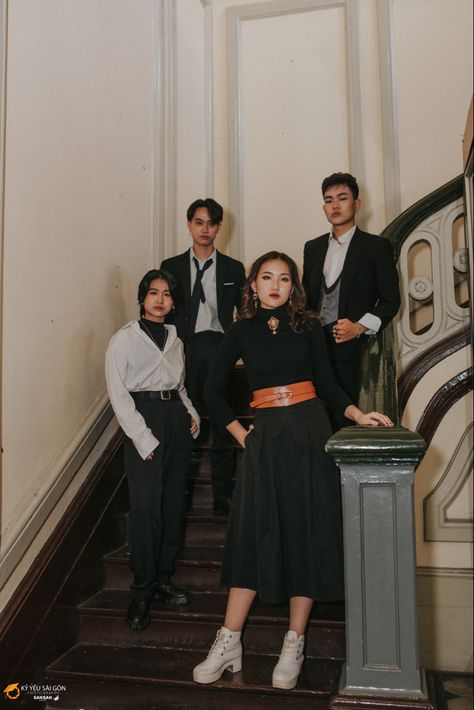 Retro Group Photoshoot, Group Stairs Photoshoot, Gaya Foto Yearbook, Pose Foto Yearbook, Yearbook Ideas Themes Outfit, Yearbook Pose Ideas, Aesthetic Yearbook Photos, Mafia Group Photo, Mafia Yearbook