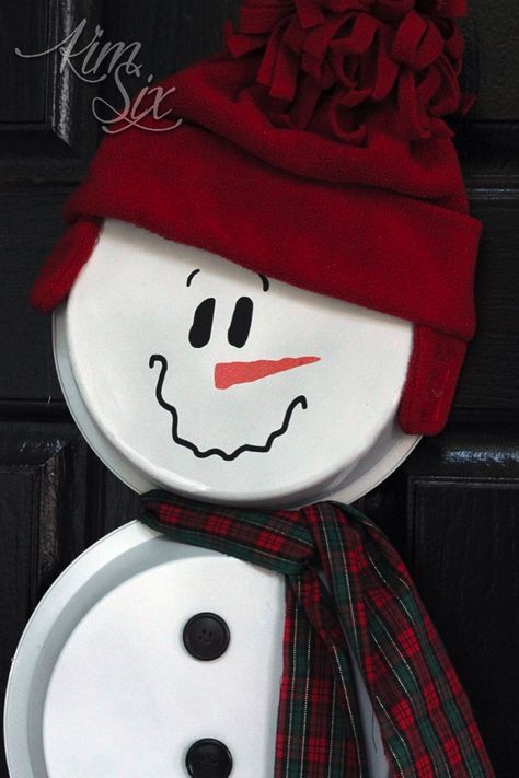 Pie Plate and Pizza Pan Snowman via TheKimSixFix.com Pizza Pan Snowman, Snowman Pizza, Snowman Plate, Christmas Primitive Crafts, Snowman Crafts Diy, Dollar Store Christmas Crafts, Pan Cake, Budget Crafts, Snowman Hat