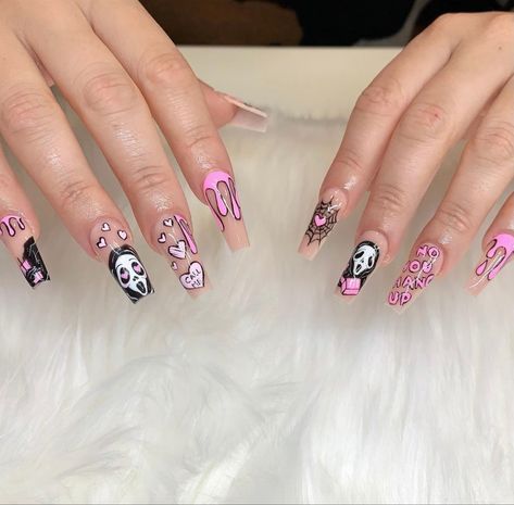 Cute Creepy Nails, Ghostface Halloween Nails, Scream Nail Ideas, Scream Nails Almond, Simple Scream Nails, Scream Nails Halloween, Ghostface Inspired Nails, Halloween Barbie Nails, Scream Inspired Nails